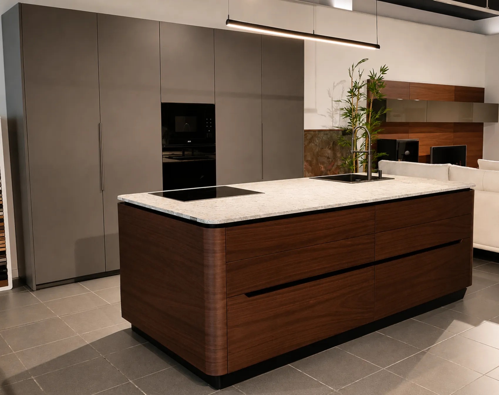 Showroom de B interiorismo en Lugo con cocina integrada y zona de estar