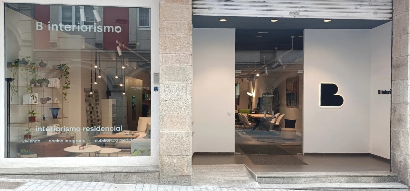 Fachada del estudio-showroom de B interiorismo en Clérigos 5, Lugo