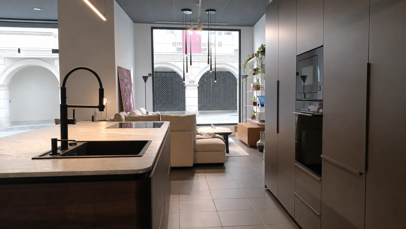 Showroom de B interiorismo en Lugo con cocina integrada y zona de estar