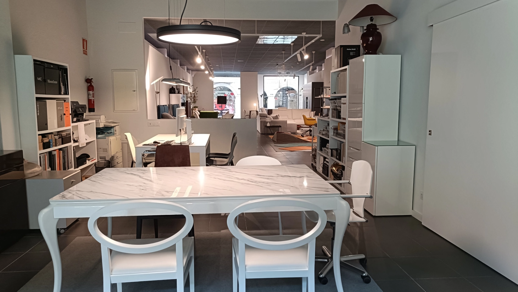 Estudio showroom de B interiorismo en Lugo como espacio de trabajo y presentación
