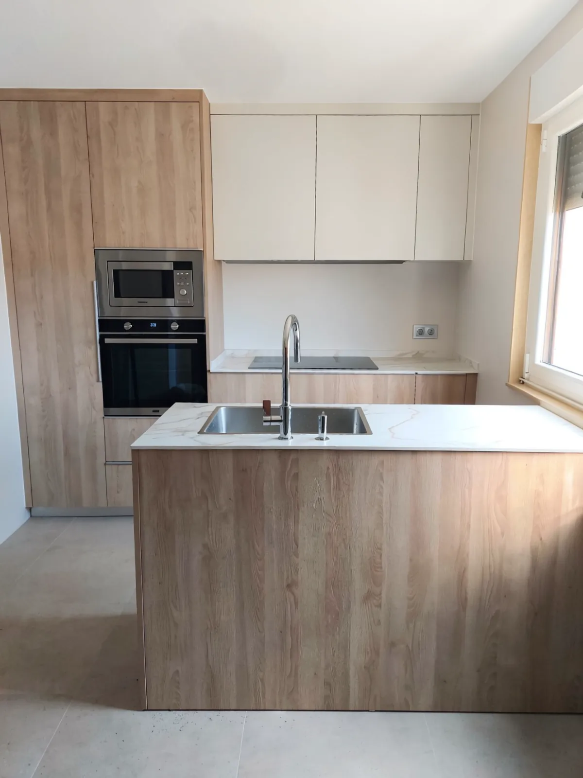 Cocina integrada en Lugo con mobiliario a medida, encimera y electrodomésticos instalados
