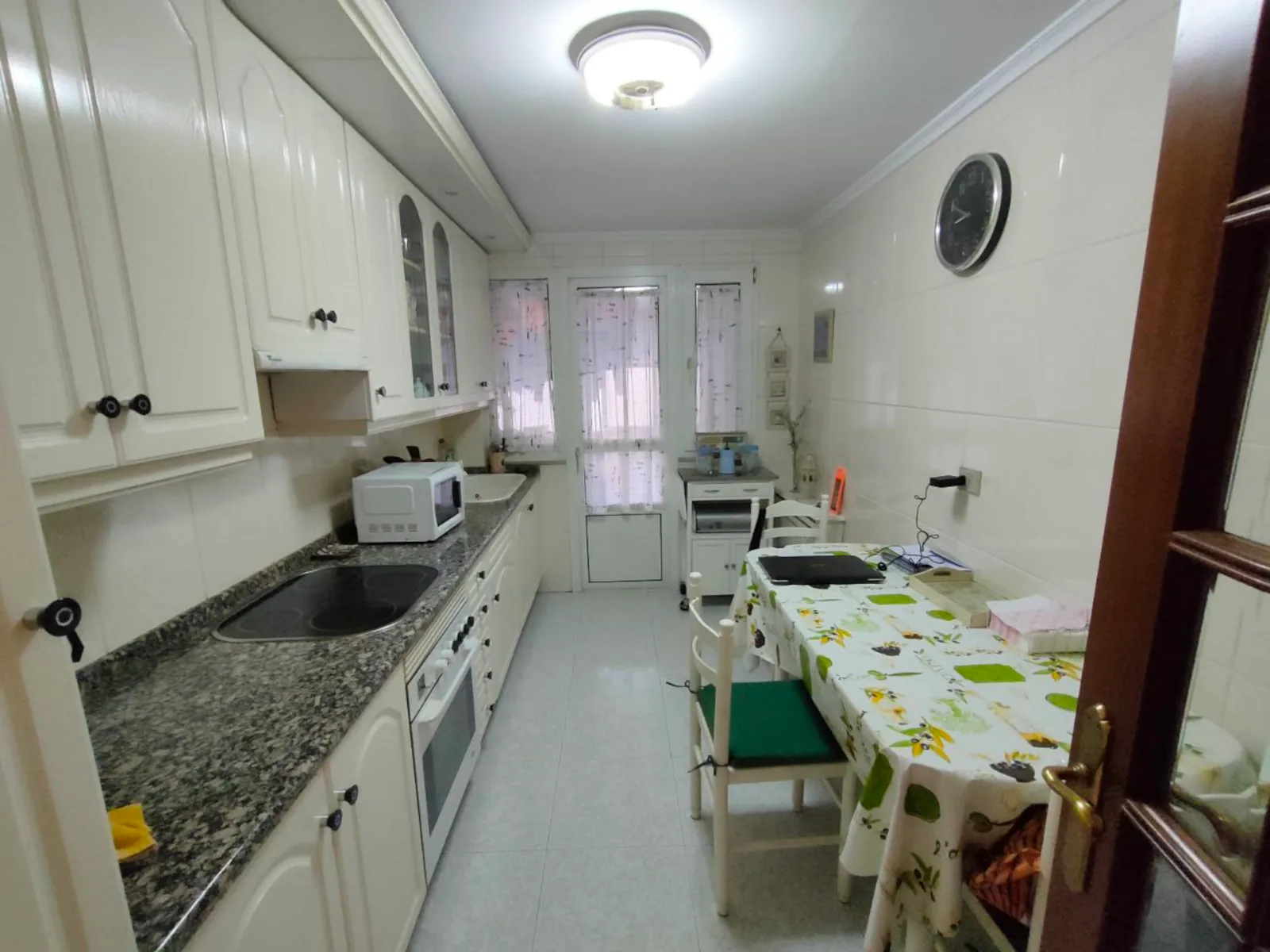 Cocina independiente de la vivienda antes de la reforma integral