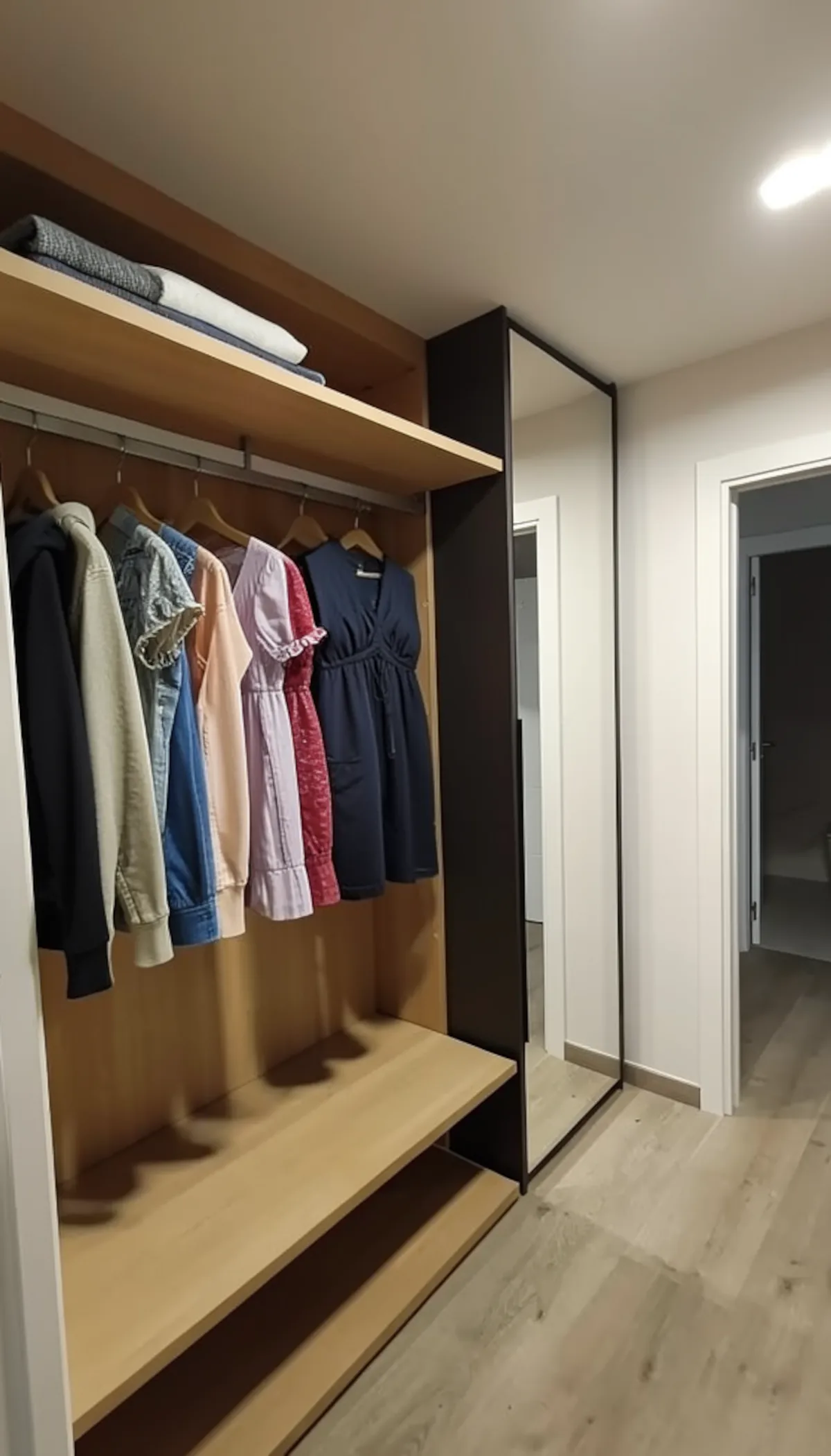 Vestidor abierto integrado en la suite principal de la vivienda