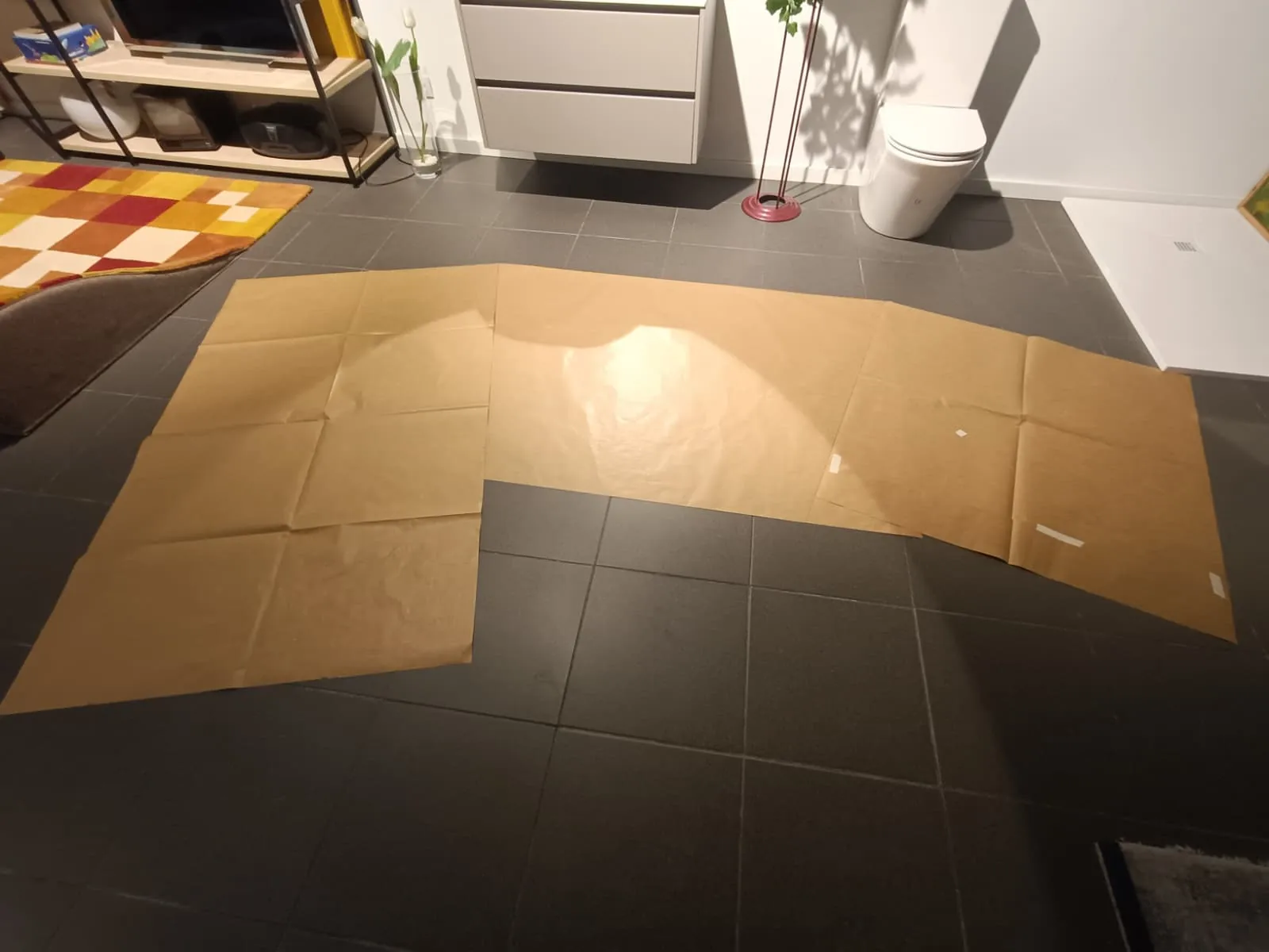 Plantilla de papel a escala real de sofá curvo comprobada en showroom antes de fabricar.